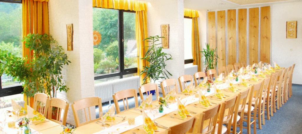 Gedeckter Tisch als lange Tafel