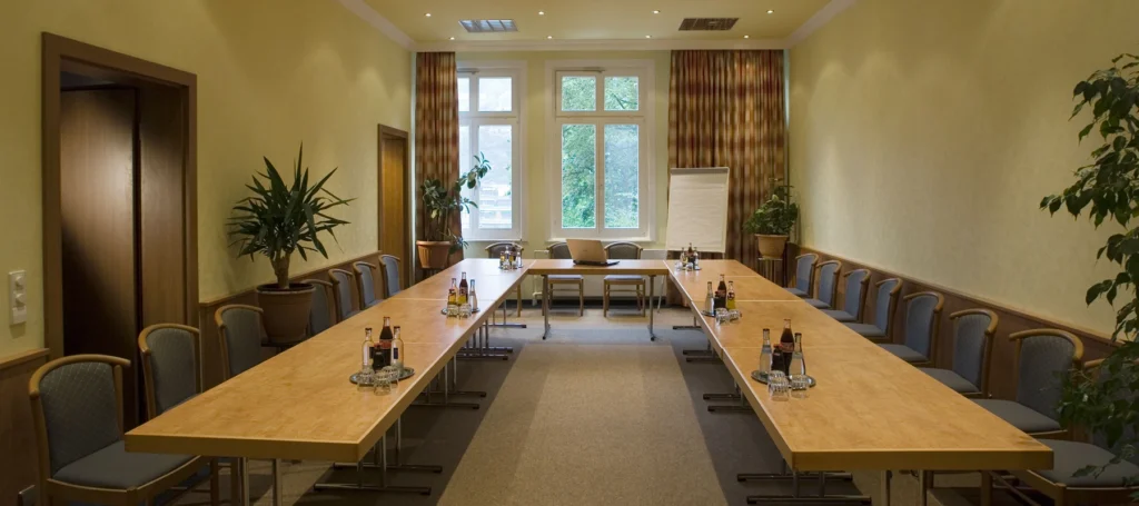 Tagungsraum Tische in U-Form