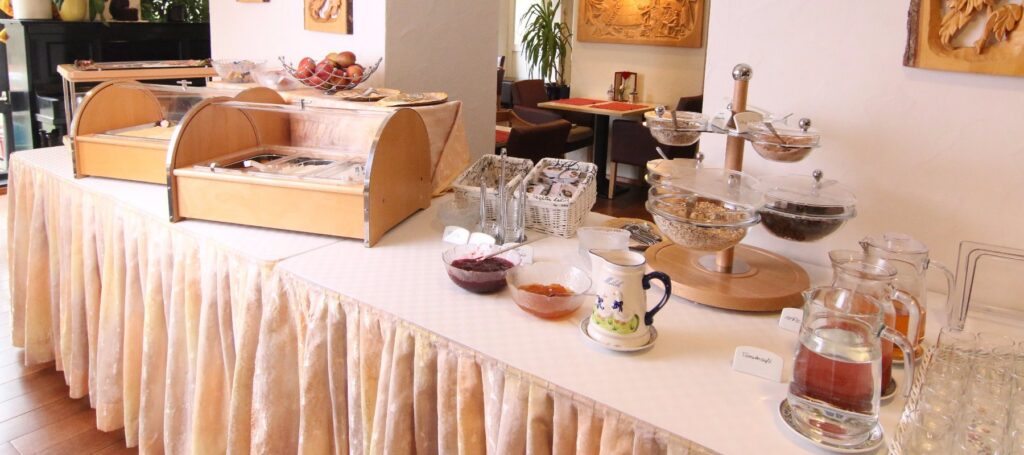 Frühstücksbuffet mit Marmelade und Müsli