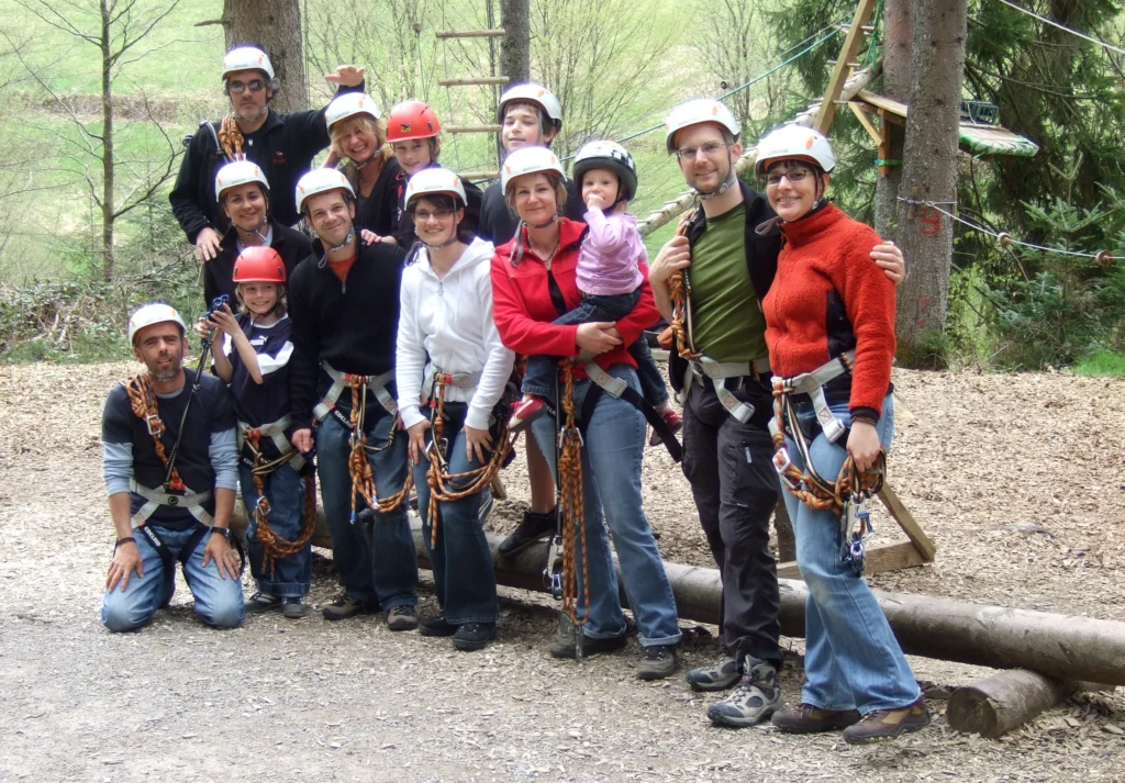 Eine Gruppe von Leuten im Klettergarten